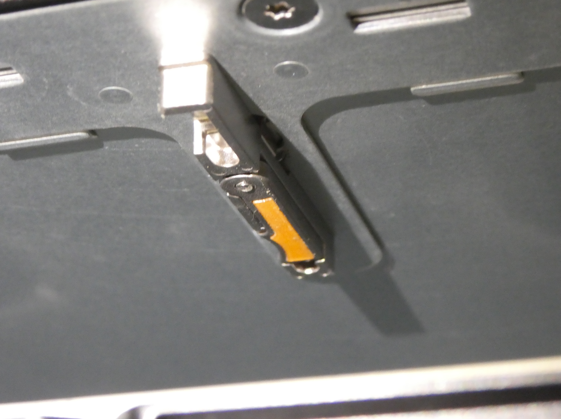 Bay center latch catch removal